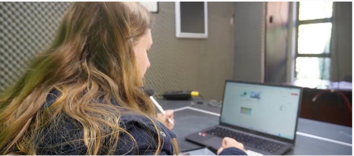 A Saintsburg live online lesson in progress